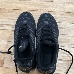 Nike TL black size 5.5 big kids which is a size 7 in women